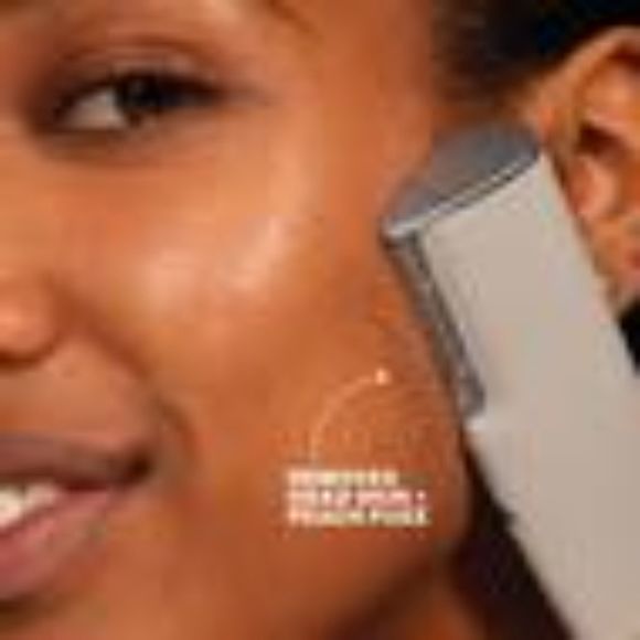 Dermaflash LUXE+ Advanced Sonic Dermaplaning & Peach Fuzz Removal Set - Picture 4 of 5